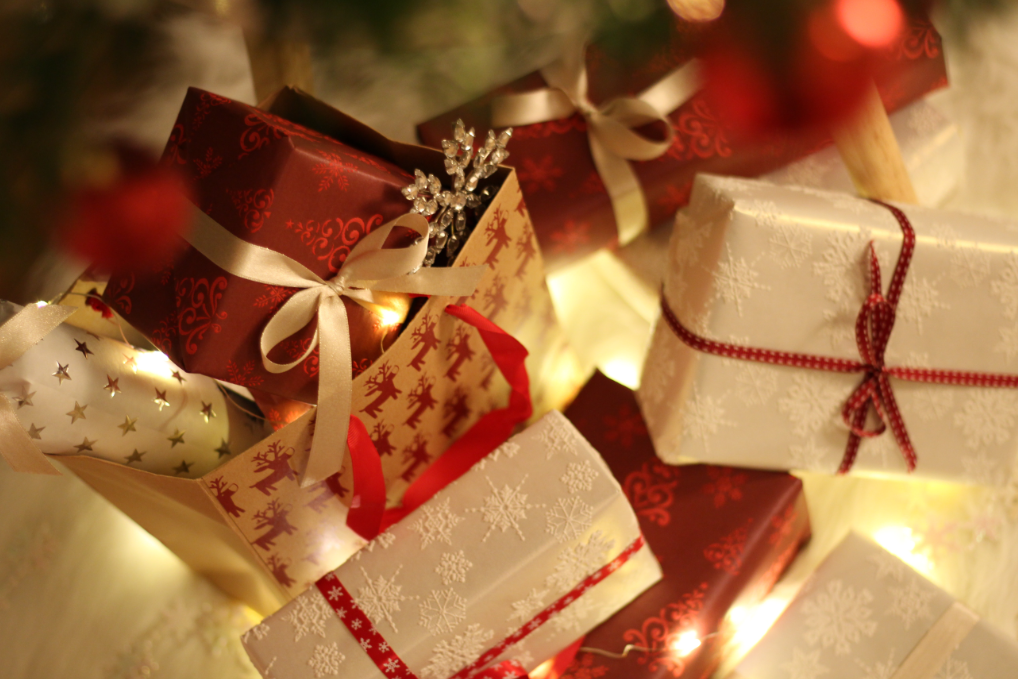 Viele weihnachtlich eingepackte Geschenke