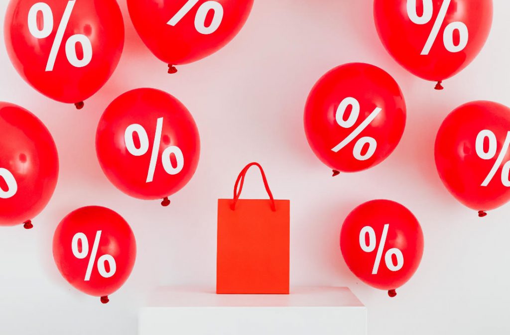 Luftballons mit Prozentzeichen drauf als Symbol für Rabatt und Preisnachlass